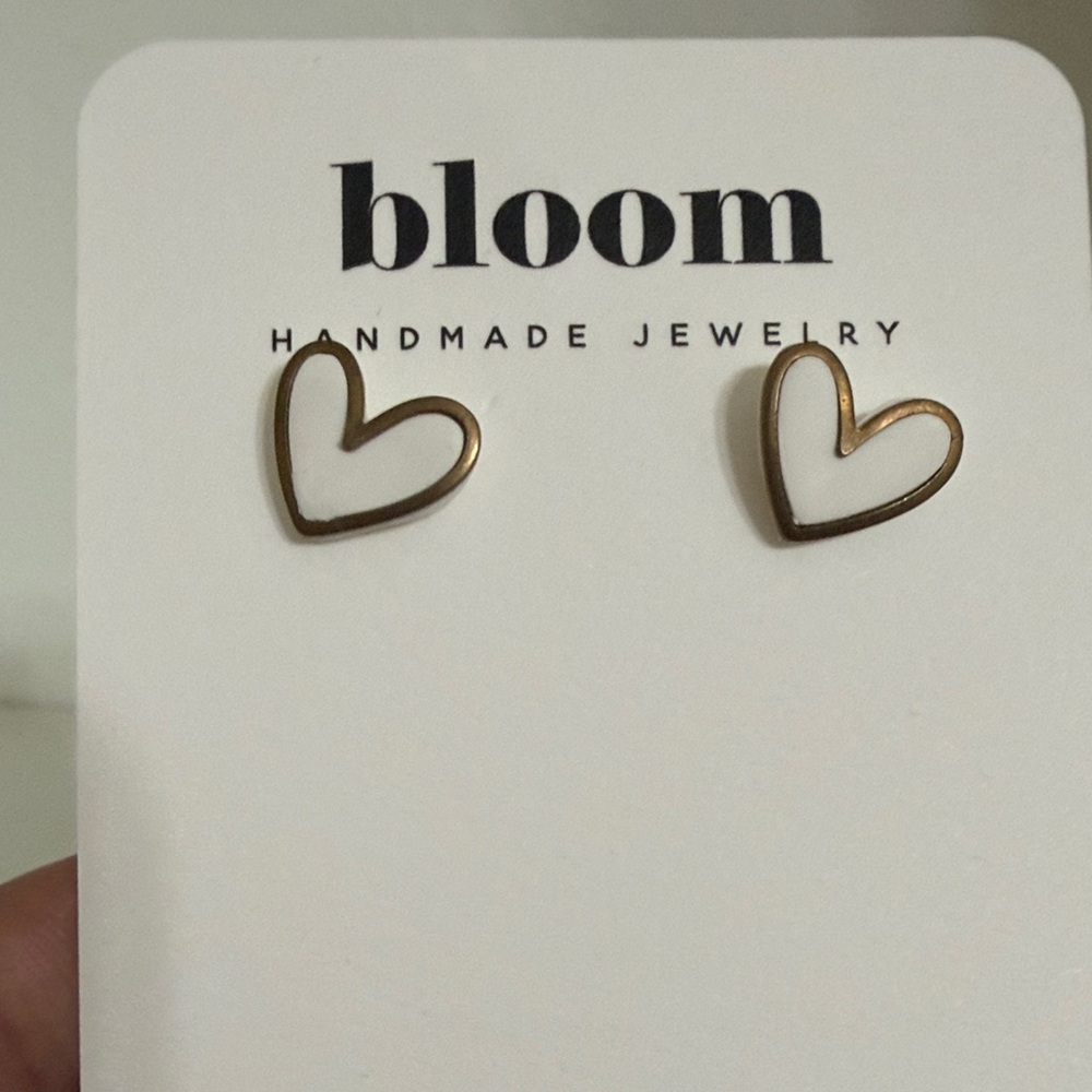 bloom White Heart Outline Stud Earrings
